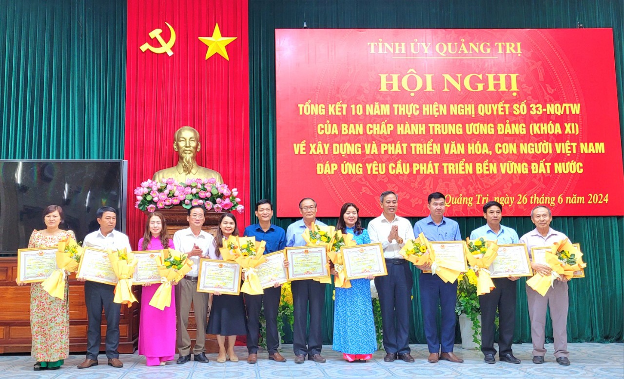 Ph&oacute; B&iacute; thư Thường trực Tỉnh ủy Nguyễn Đăng Quang v&agrave; Trưởng Ban Tuy&ecirc;n gi&aacute;o Tỉnh ủy Hồ Đại Nam tặng bằng khen của UBND tỉnh cho c&aacute;c tập thể ti&ecirc;u biểu trong việc thực hiện Nghị quyết 